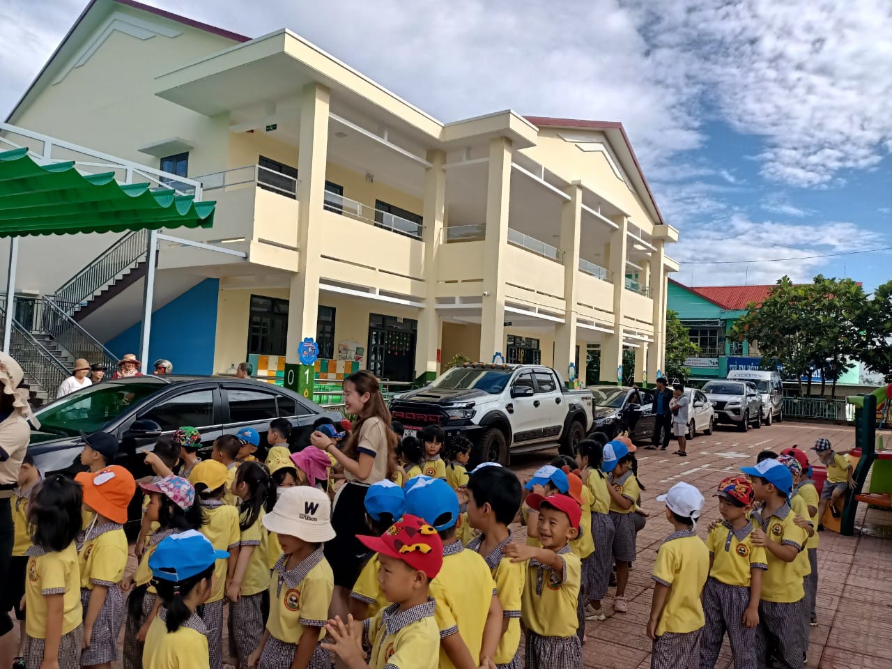 Tham quan trường tiểu học 12/05