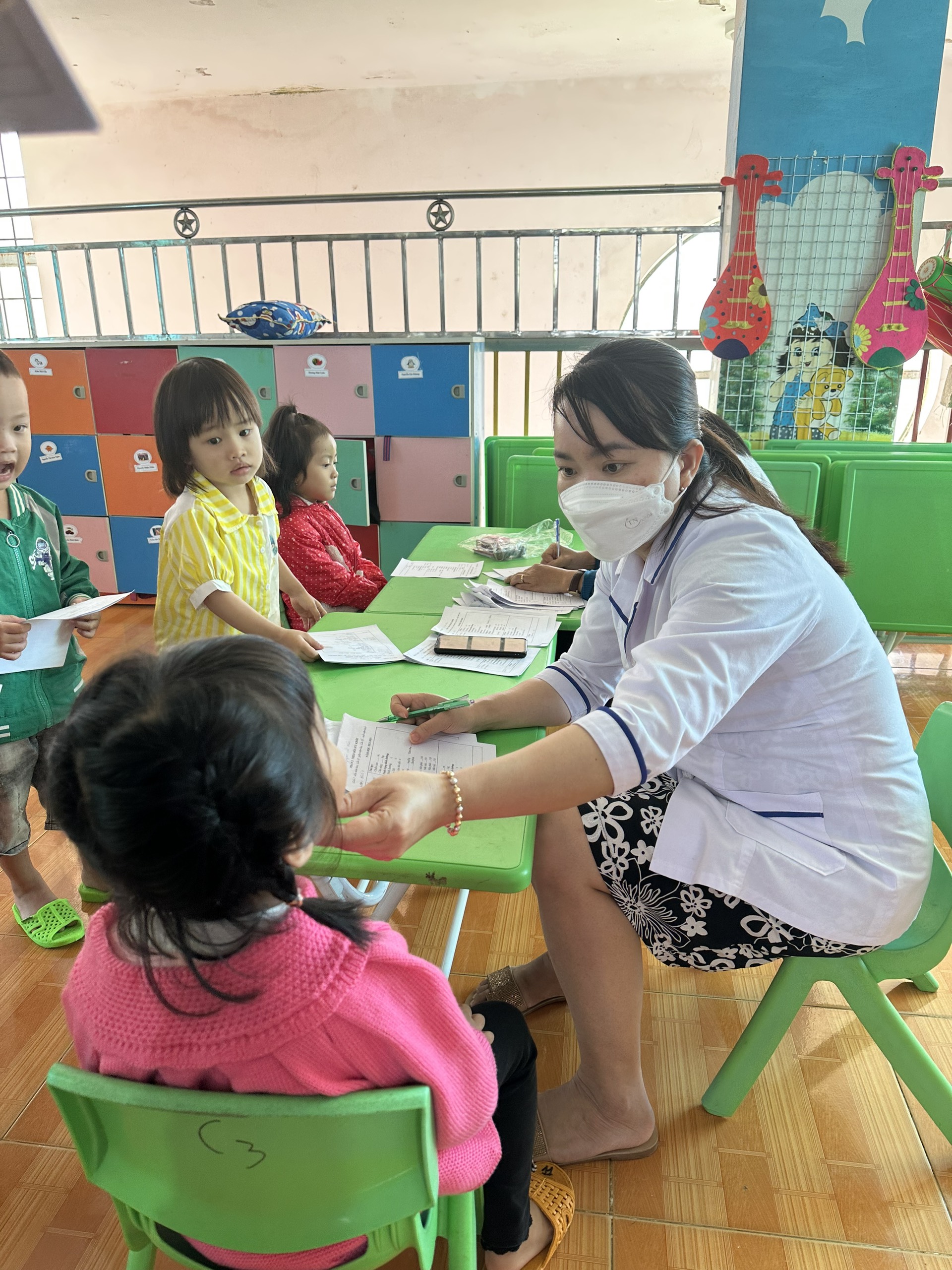 Hoạt động khám sức khỏe cho trẻ tại trường MG Đamb'ri