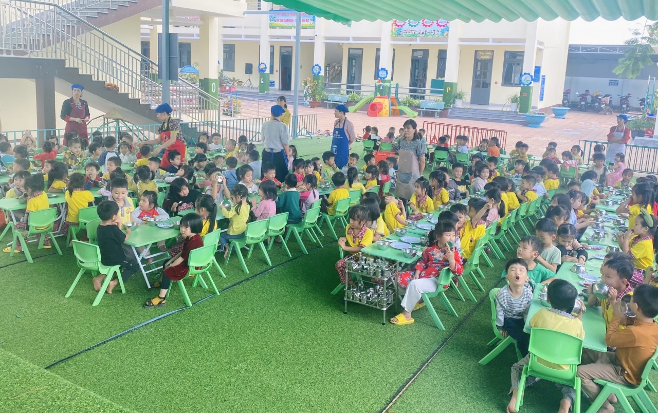 Tiệc tất niên buffet cuối năm của các bé trường Mẫu giáo Đamb'ri