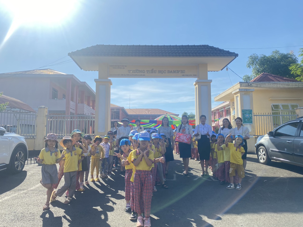 Hoạt động trải nghiệm tham quan trường Tiểu học của trường MG Đamb'ri