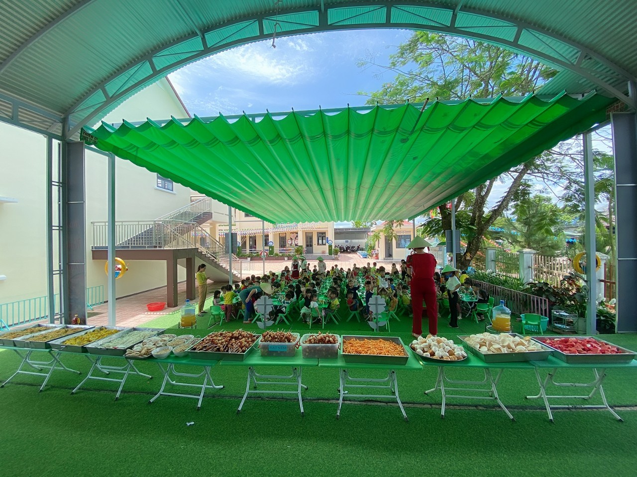 Tiệc buffet tổng kết cuối năm của các bé trường Mẫu giáo Đamb'ri.