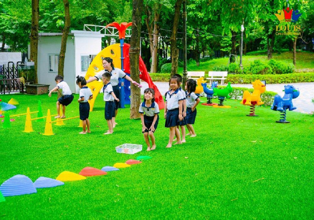 Sân chơi ngoài trời Trường Mầm non Năng khiếu Louis