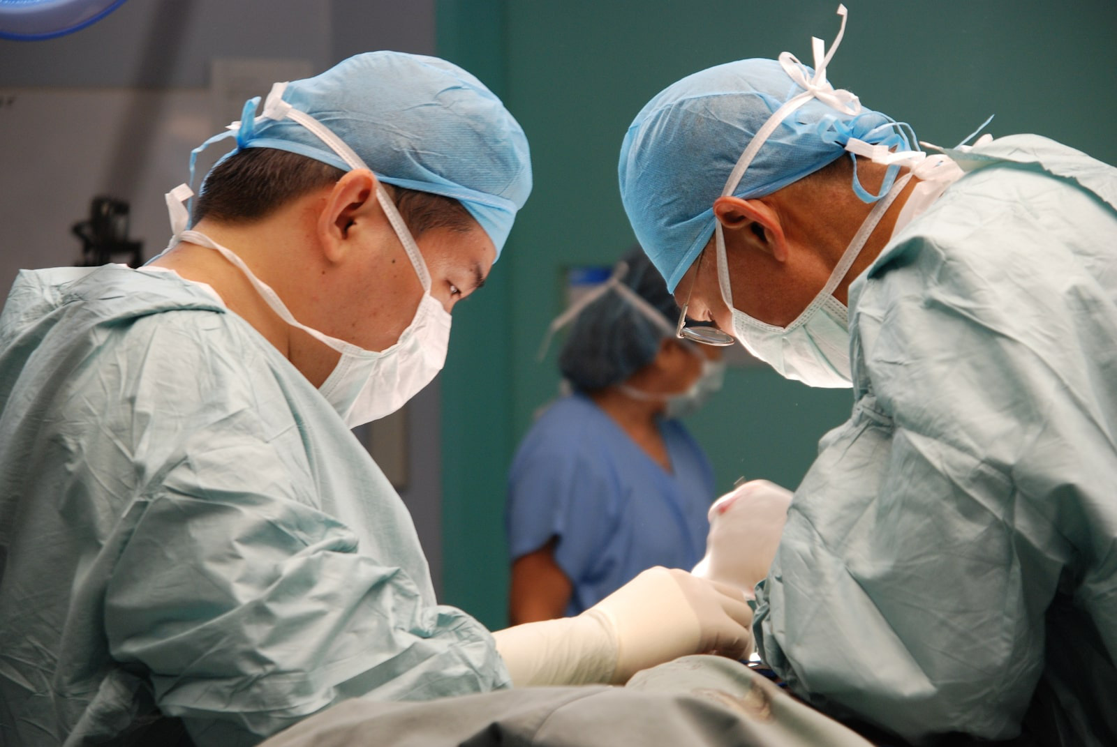 Khi mắc U tuyến giáp lành tính cần làm gì?