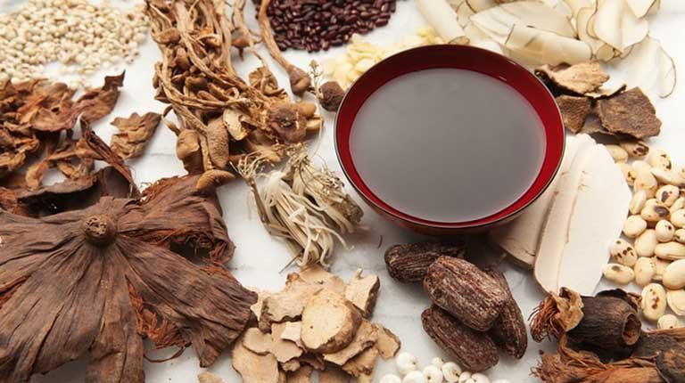 Cách chăm sóc da khi bị viêm da cơ địa theo Đông y và Tây y