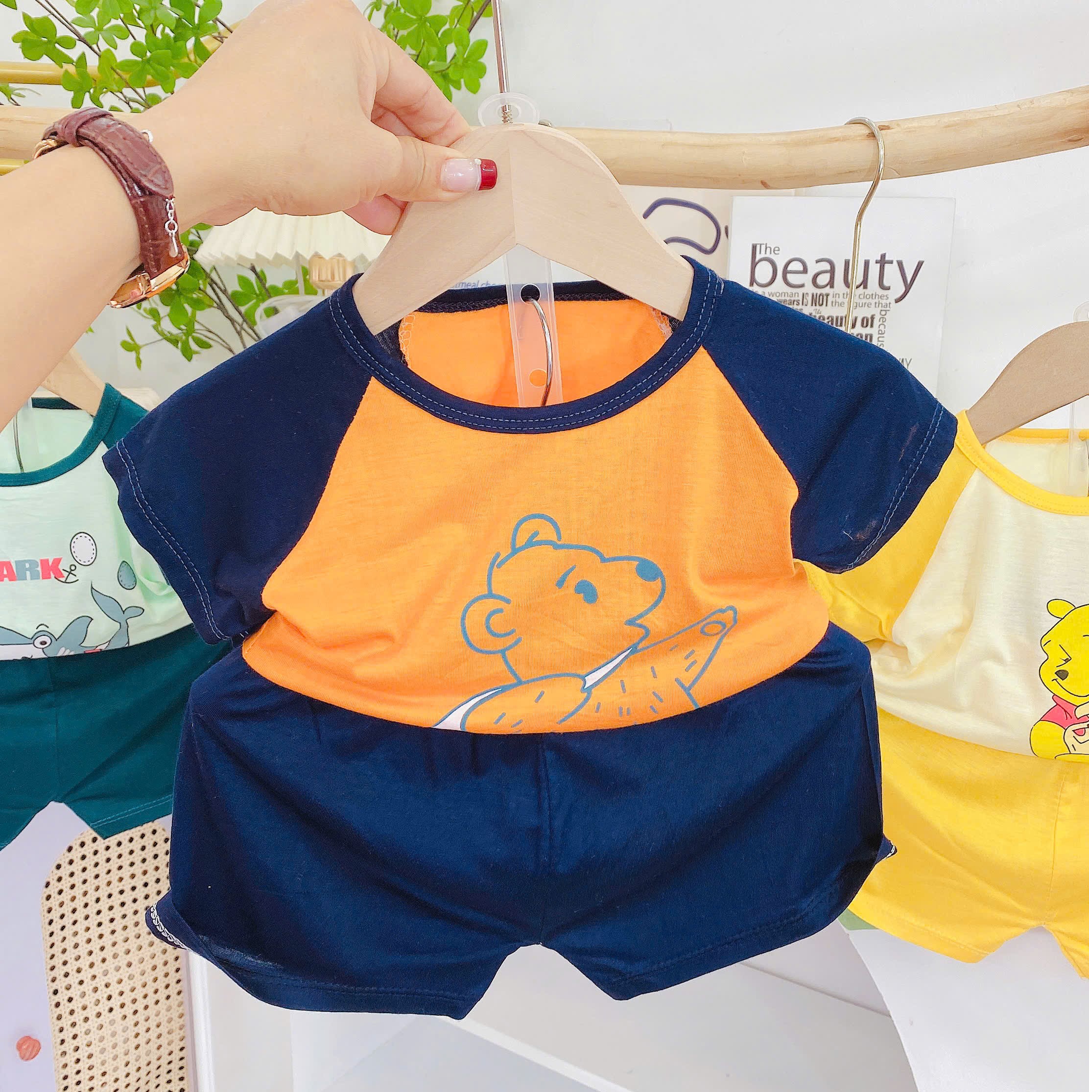 Bộ Thun Lạnh 2 Màu Hình Thú Cộc Tay Thoáng Mát Đáng Yêu Dành Cho Bé Từ 6-18 Kg
