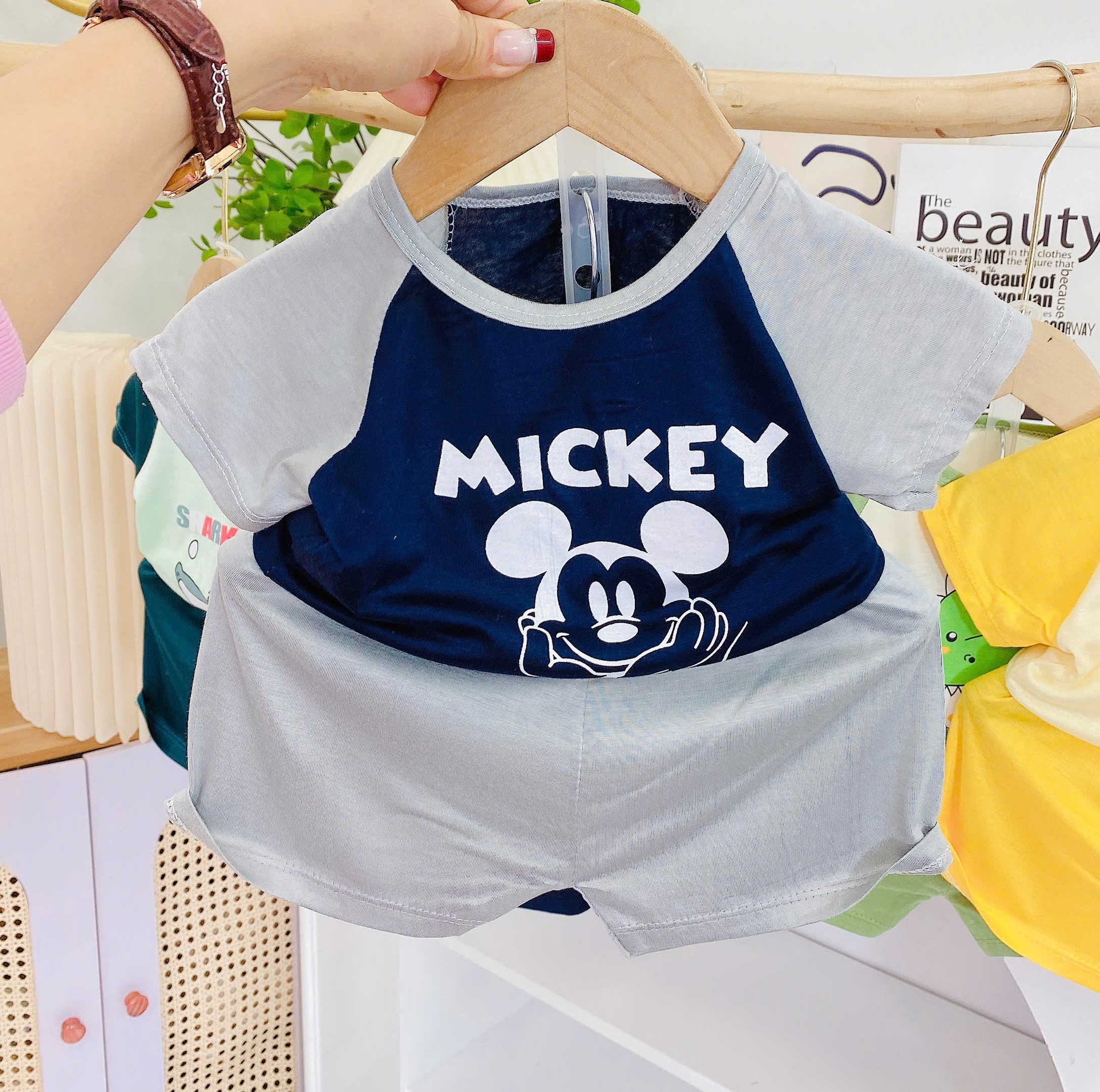 Bộ Thun Lạnh 2 Màu Hình Thú Cộc Tay Thoáng Mát Đáng Yêu Dành Cho Bé Từ 6-18 Kg