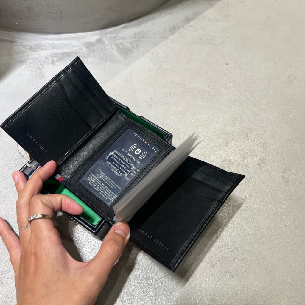 Ví Tommy Hilfiger Men's Cambridge Trifold Wallet RFID Protect Black 31TL110045