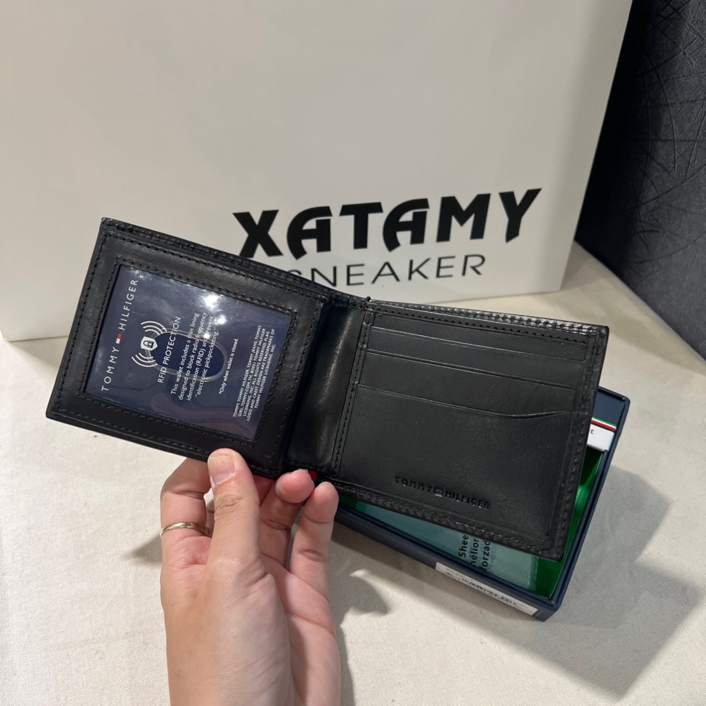 Ví Tommy Hilfiger Men's Leather Bifold Wallet Black 31TL130087 001