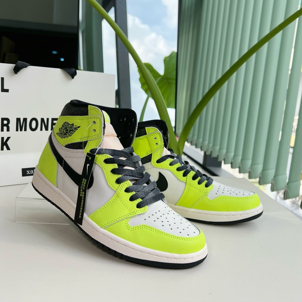 Jordan 1 Retro High OG Volt 555088 702