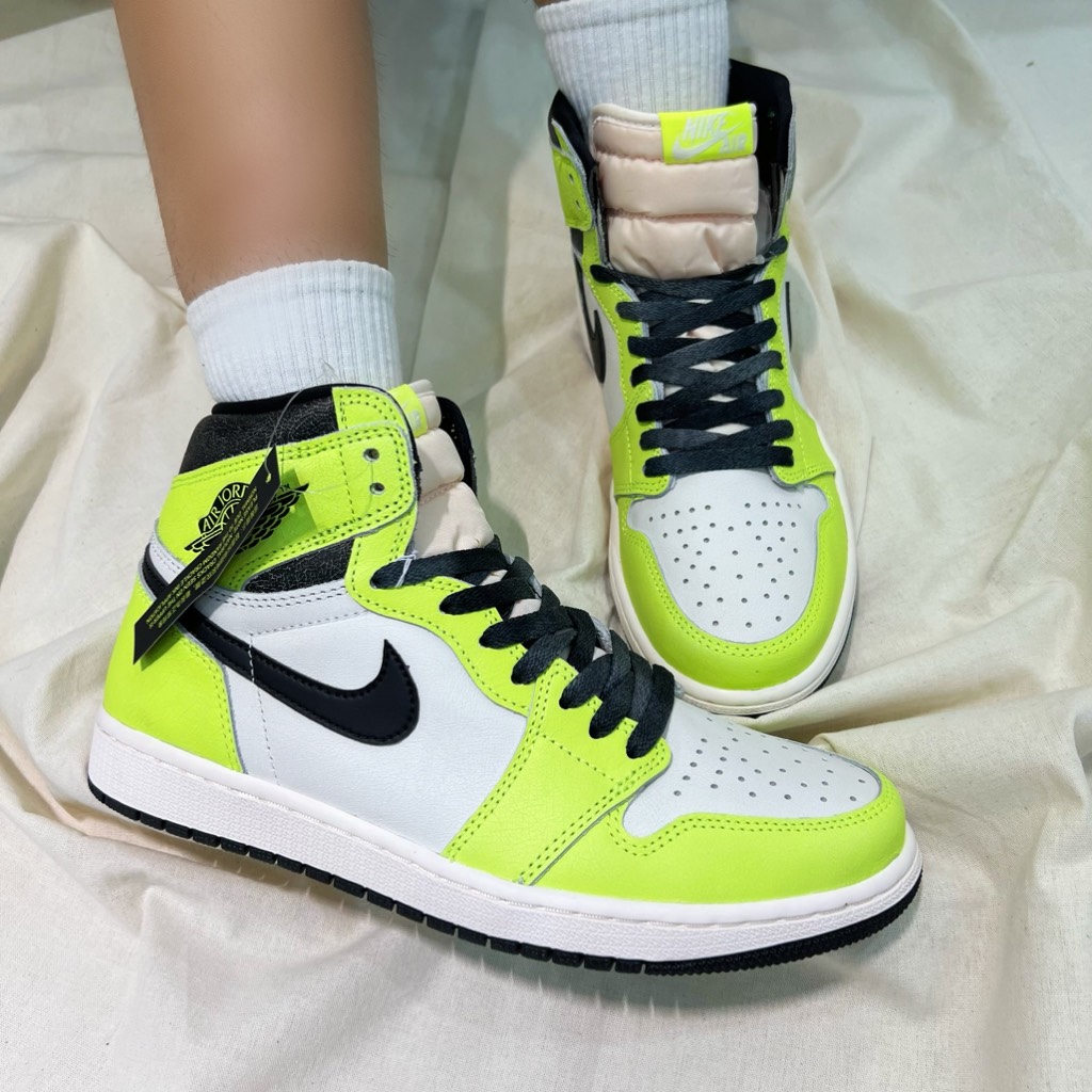 Jordan 1 Retro High OG Volt 555088 702