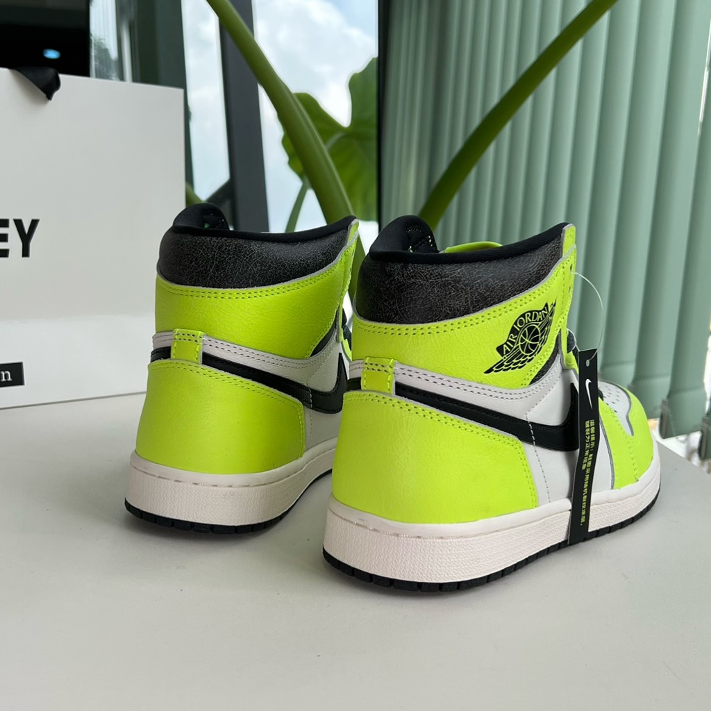 Jordan 1 Retro High OG Volt 555088 702