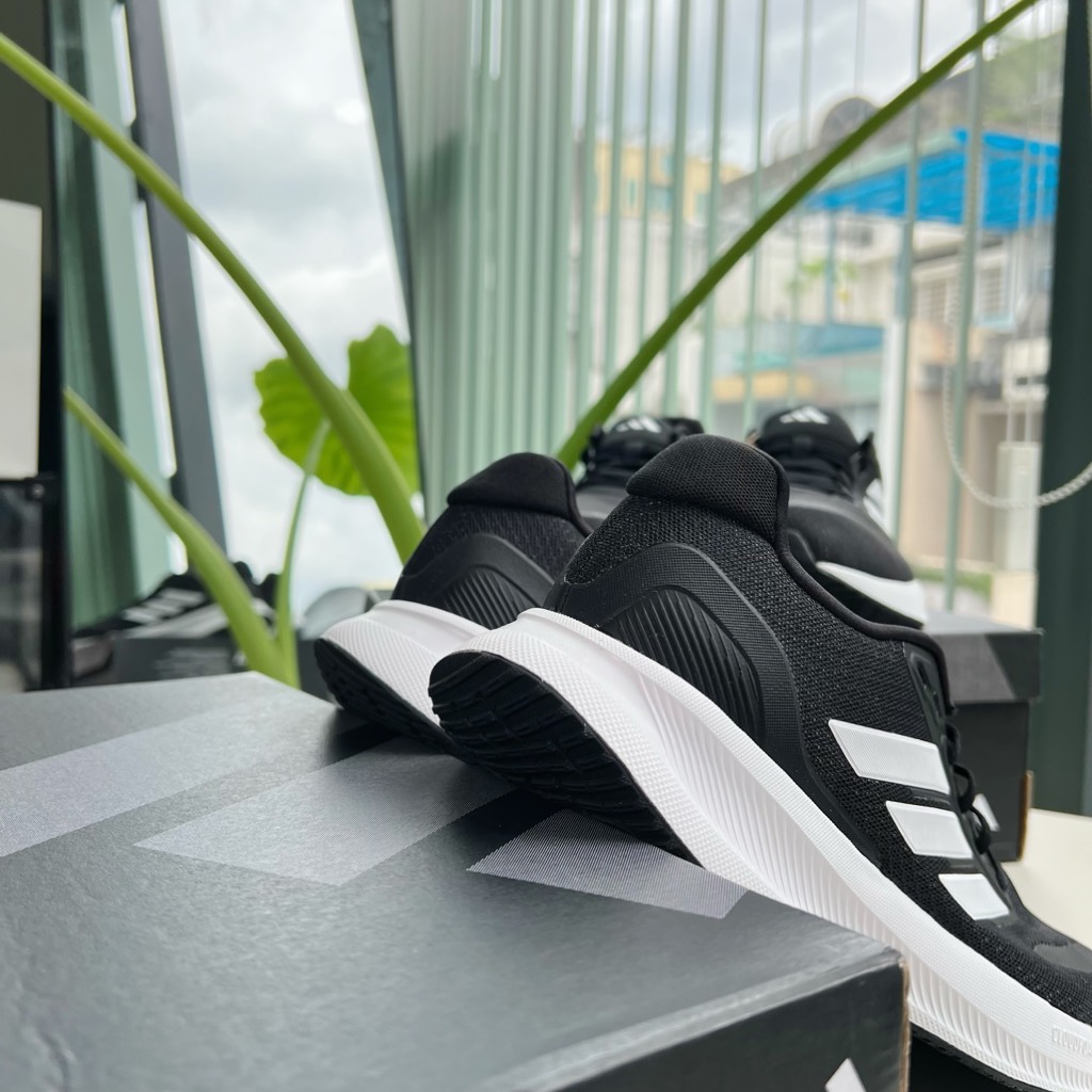 Runfalcon 5 Wide Black White IE0556
