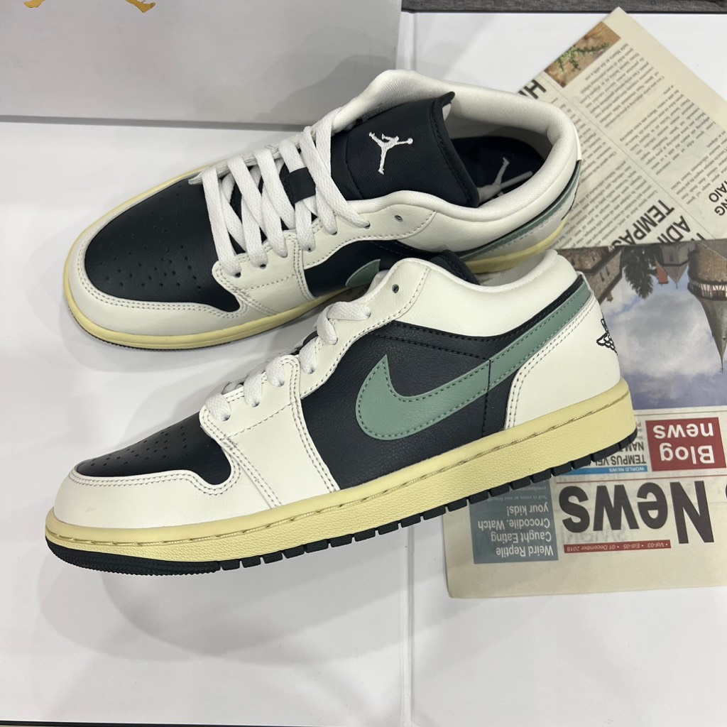 Jordan 1 Low Jade Smoke DC0774 001