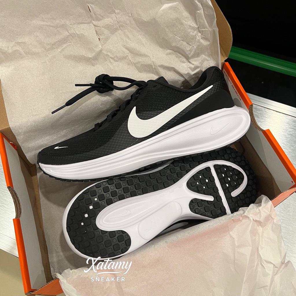 Nike Revolution 8 Wide Black White HQ1996 001