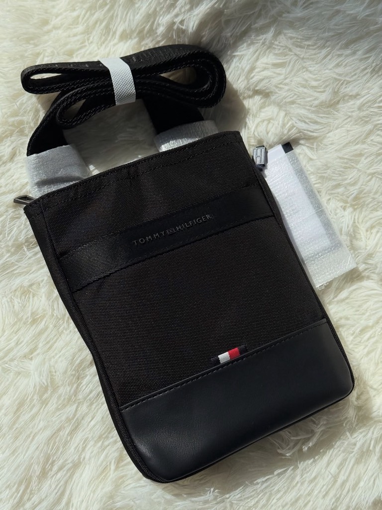 Túi Tommy Hilfiger Nylon Travel Mini Crossover Black AM13473 001