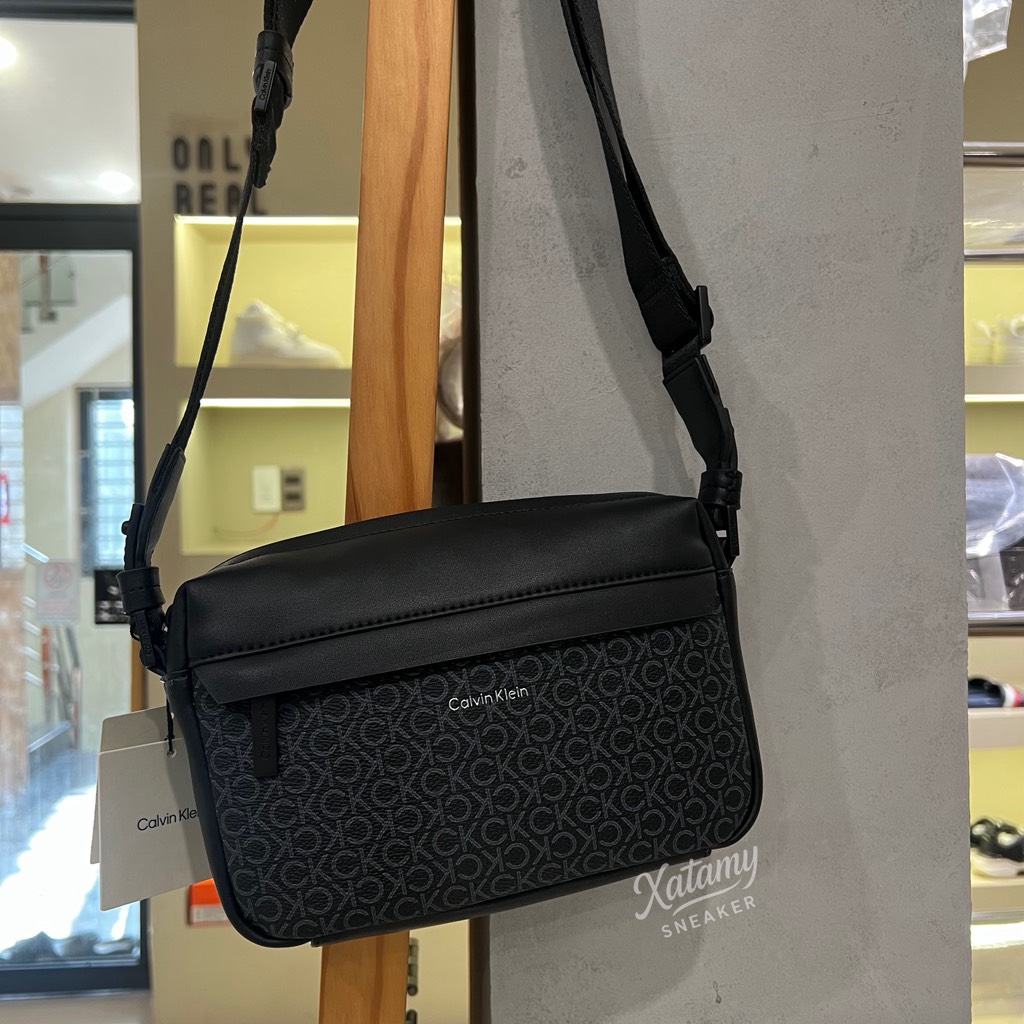 Túi Calvin Klein Logo Crossbody Camera Bag Black 4D3088G 001