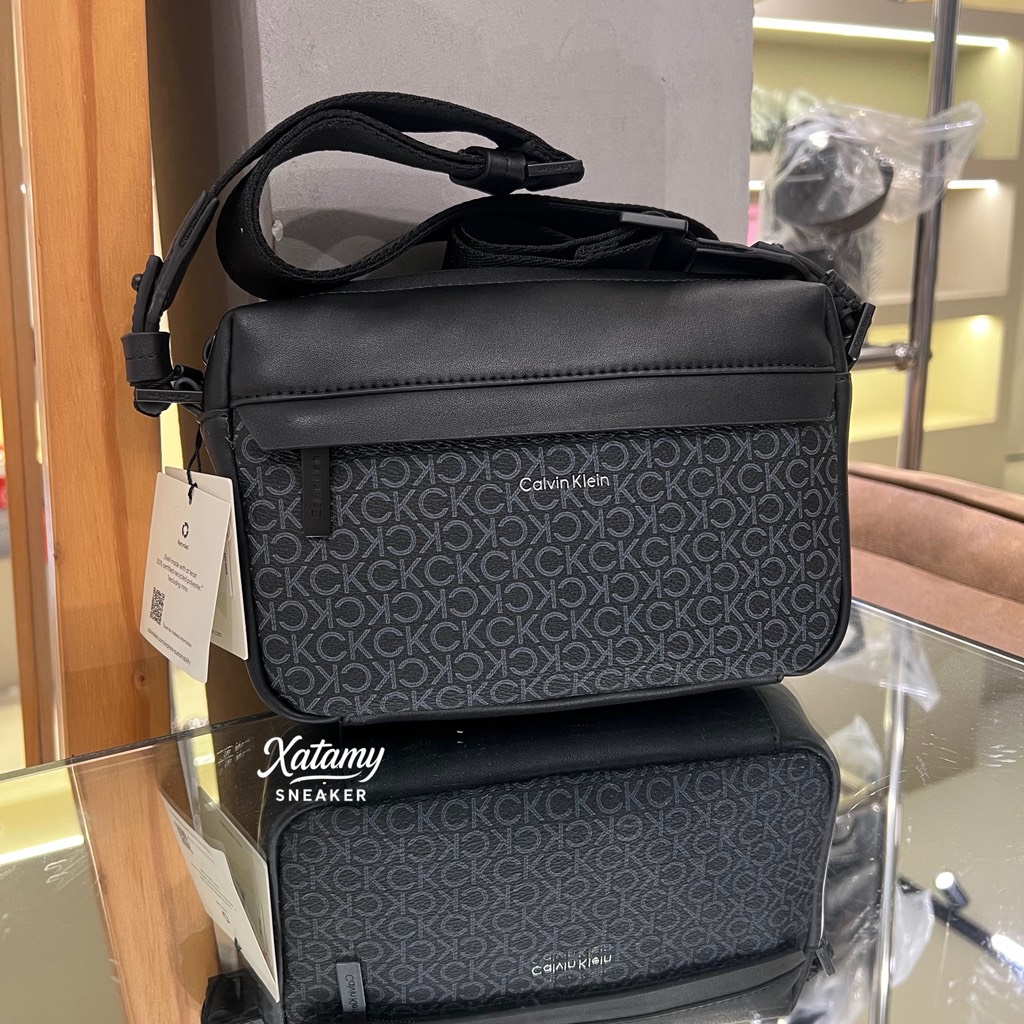 Túi Calvin Klein Logo Crossbody Camera Bag Black 4D3088G 001