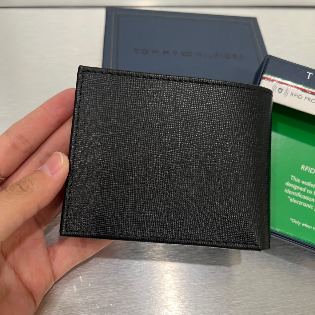 Ví Tommy Hilfiger Leather Credit Card Id Passcase Wallet Billfold Black 31TL22X019