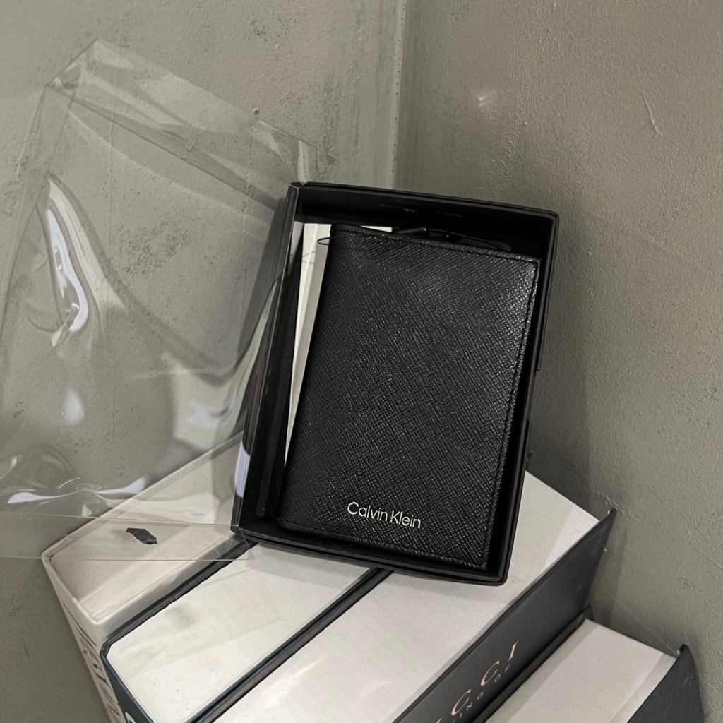 Ví Calvin Klein Refined Saffiano Compact Bifold Wallet Black 4D1015G 001
