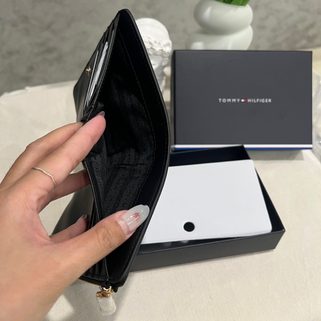 Ví Tommy Hilfiger Women's TH Libre Bifold Black AW17752 001