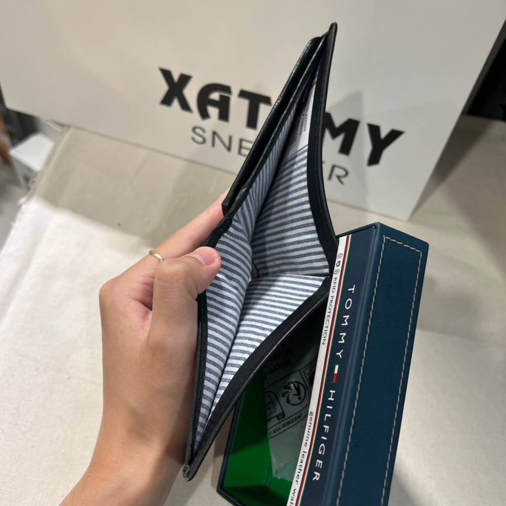 Ví Tommy Hilfiger Men's Bifold Genuine Leather Wallet Black 31TL240005 001