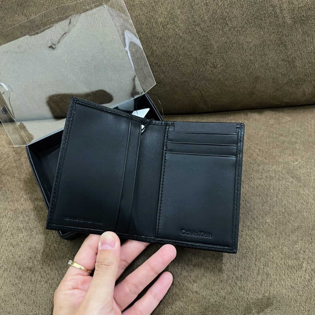 Ví Calvin Klein Refined Saffiano Compact Bifold Wallet Black 4D1015G 001