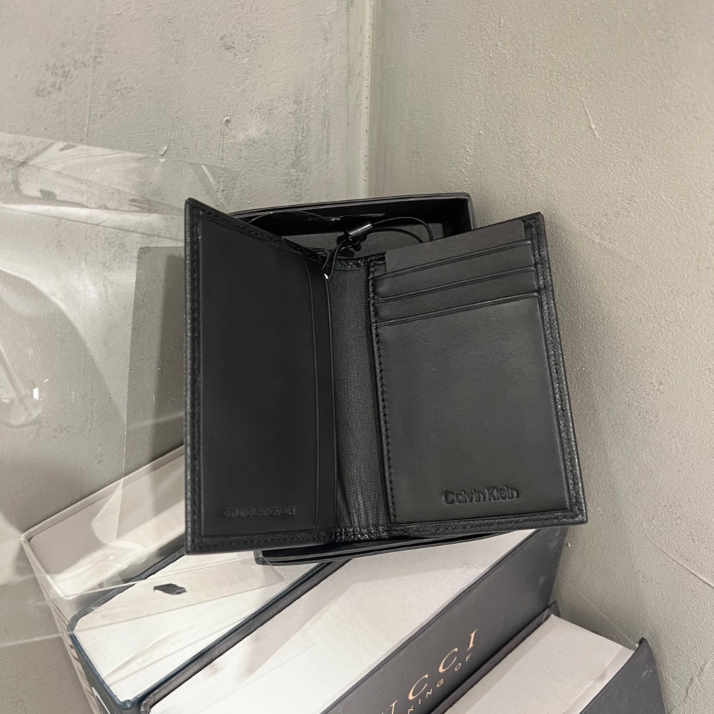 Ví Calvin Klein Refined Saffiano Compact Bifold Wallet Black 4D1015G 001