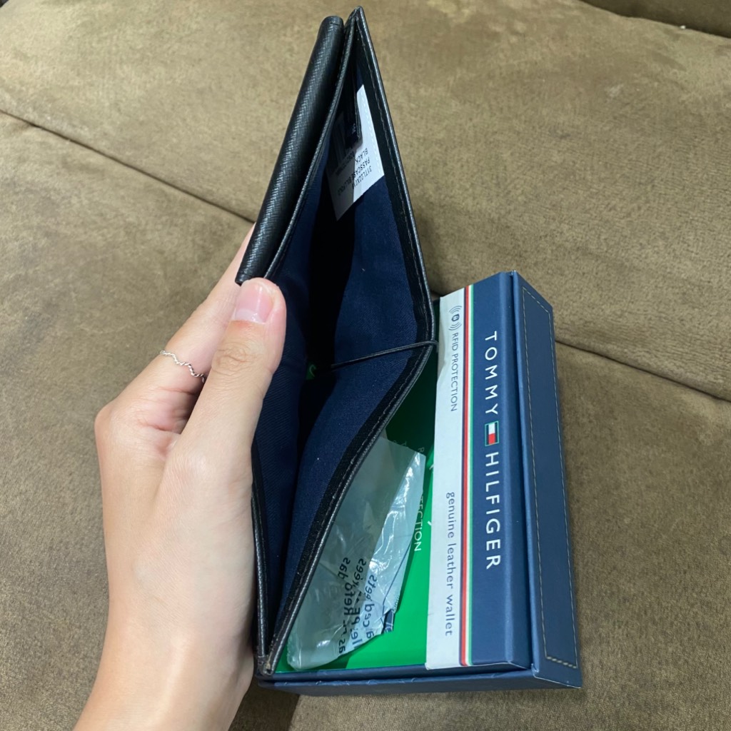 Ví Tommy Hilfiger Leather Credit Card Id Passcase Wallet Billfold Black 31TL22X019