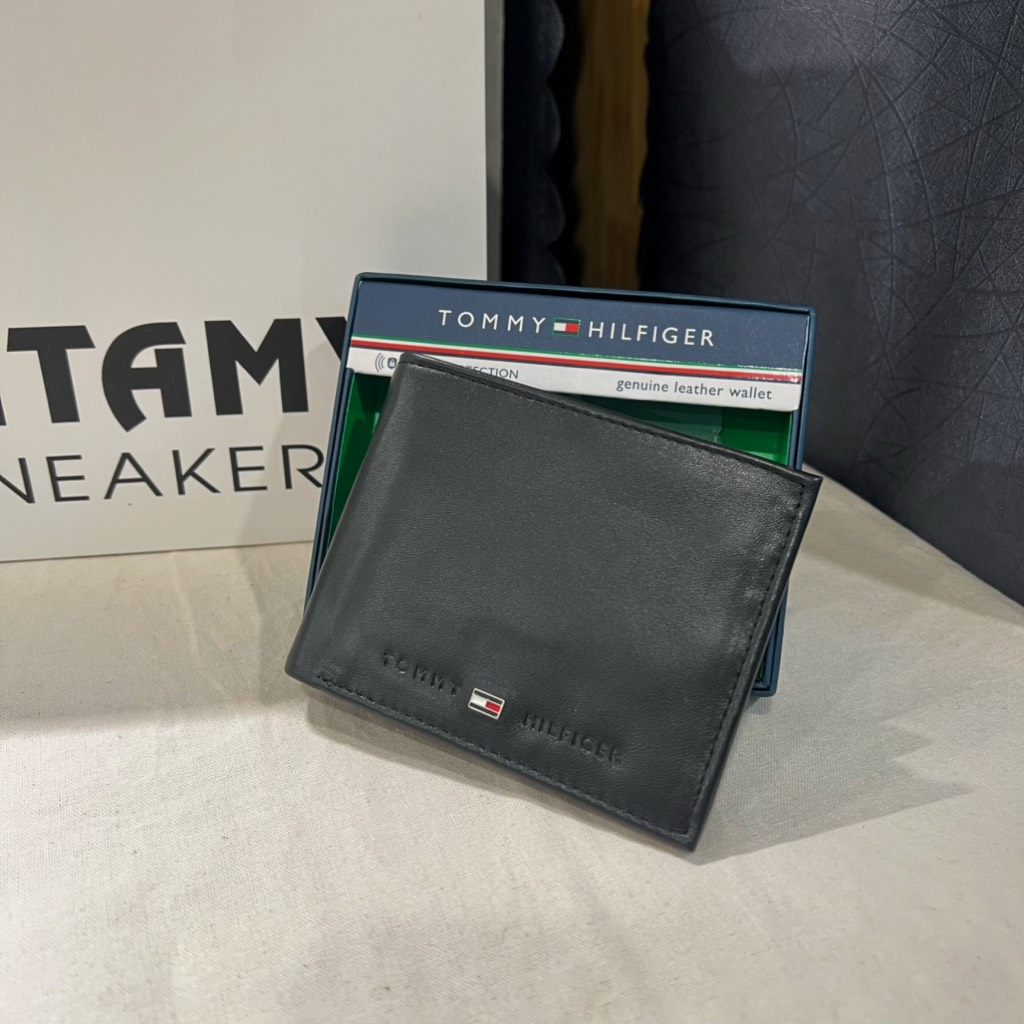 Ví Tommy Hilfiger Men's Bifold Genuine Leather Wallet Black 31TL240005 001