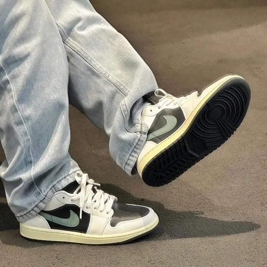 Jordan 1 Low Jade Smoke DC0774 001