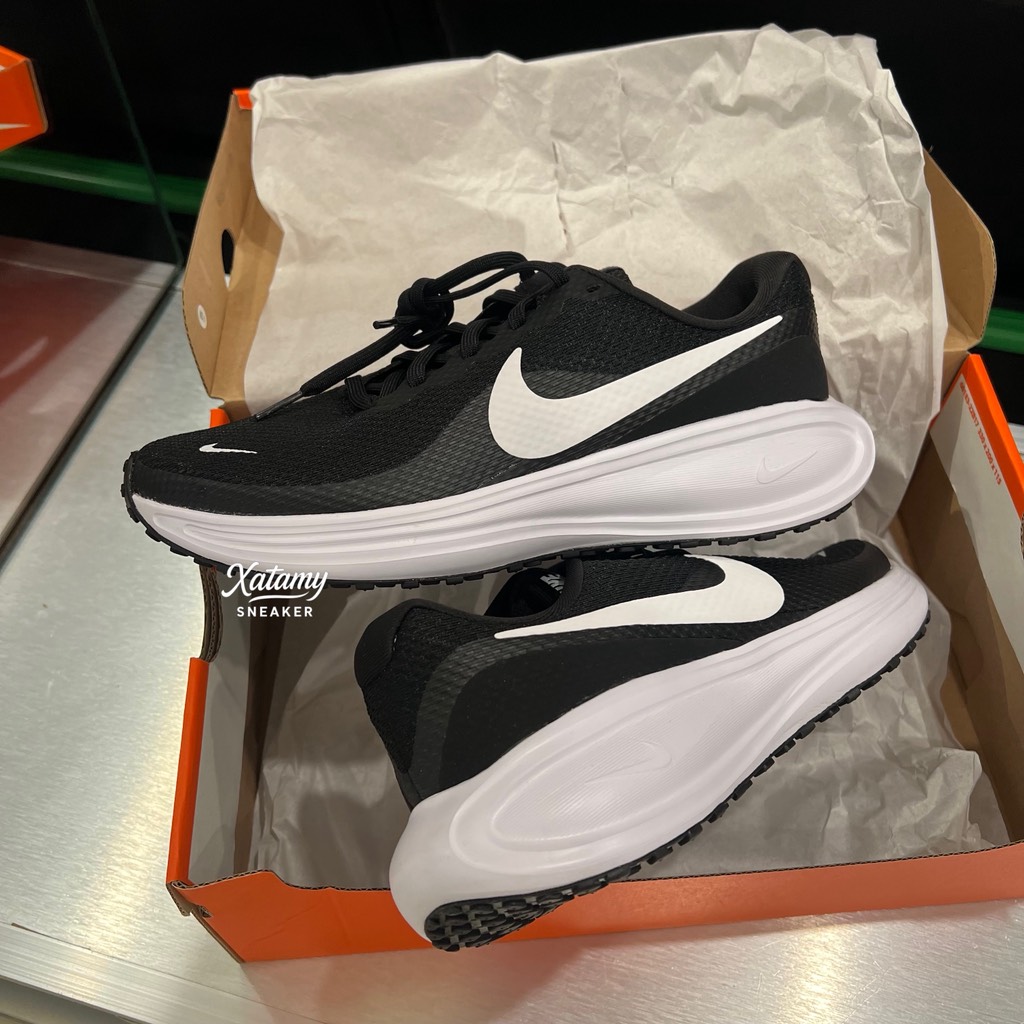 Nike Revolution 8 Wide Black White HQ1996 001