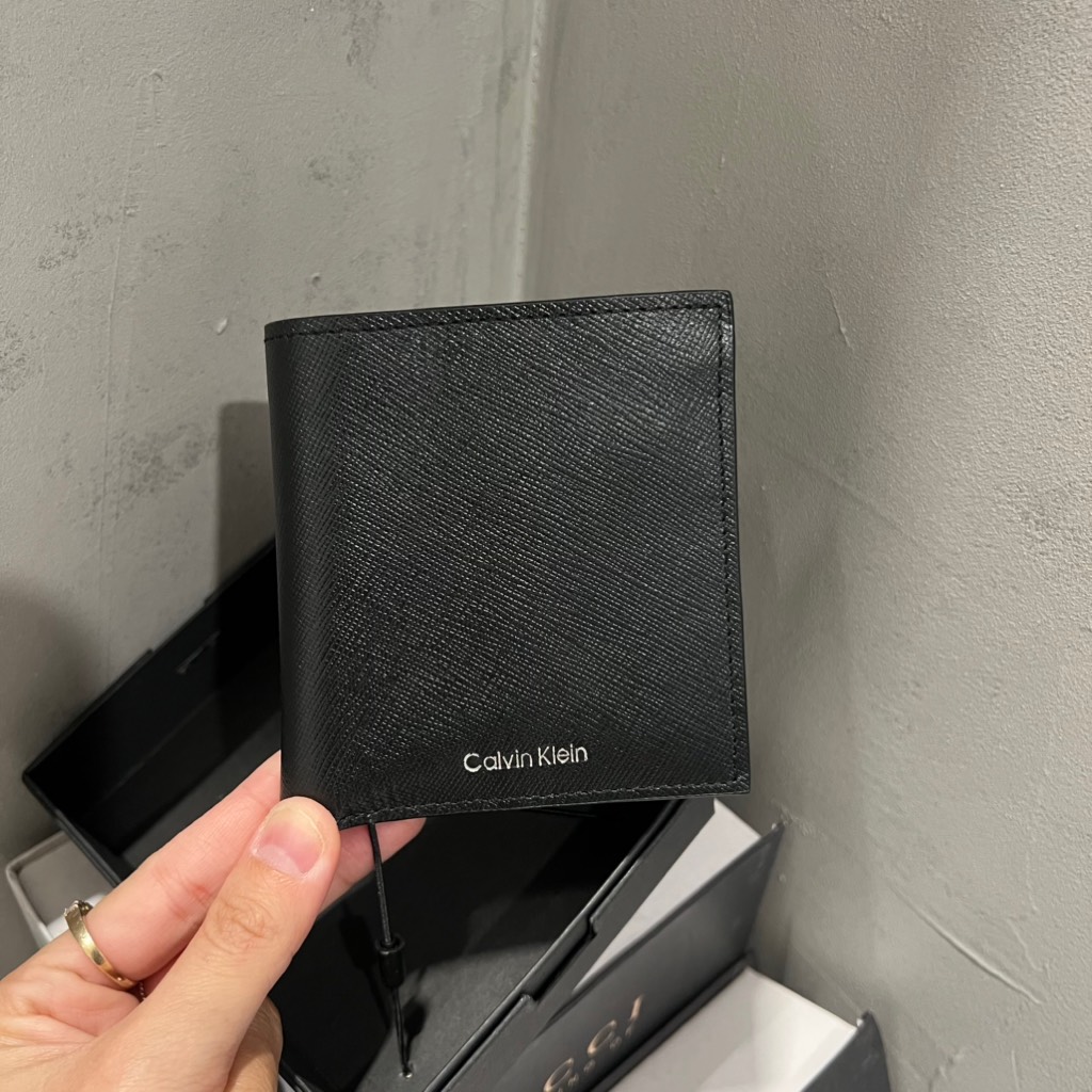 Ví Calvin Klein Refined Saffiano Slim Bifold Wallet Black 4D1058G 001