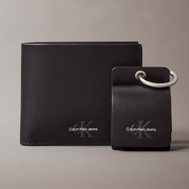Ví Calvin Klein Monogram Logo Slim Bifold Wallet Black + Airpods Case Gift Set 4G1015G 001