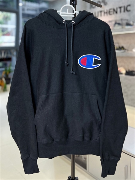 Áo Champion hoodie đen logo thêu ngực trái