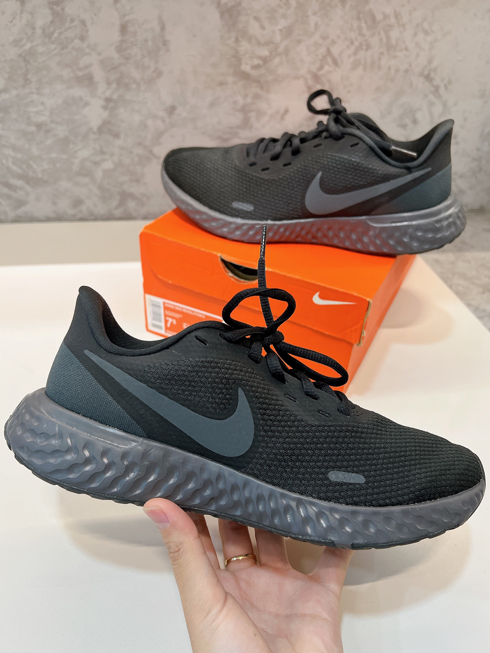 Revolution 5 Black Grey BQ3207 001