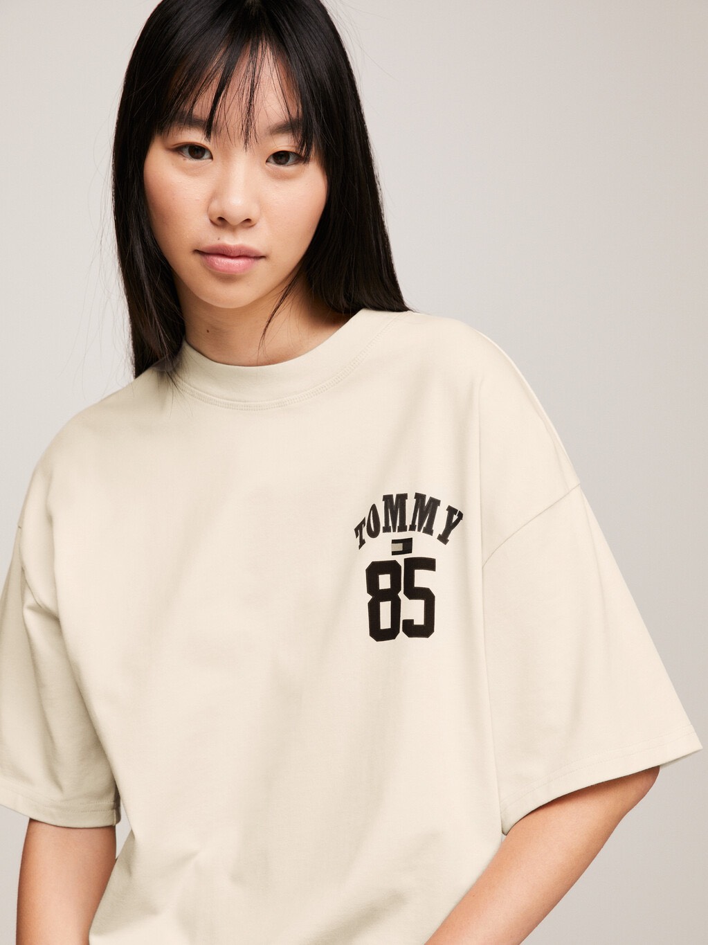 Áo Tommy Jeans Remastered 1985 Beige DM19130 100