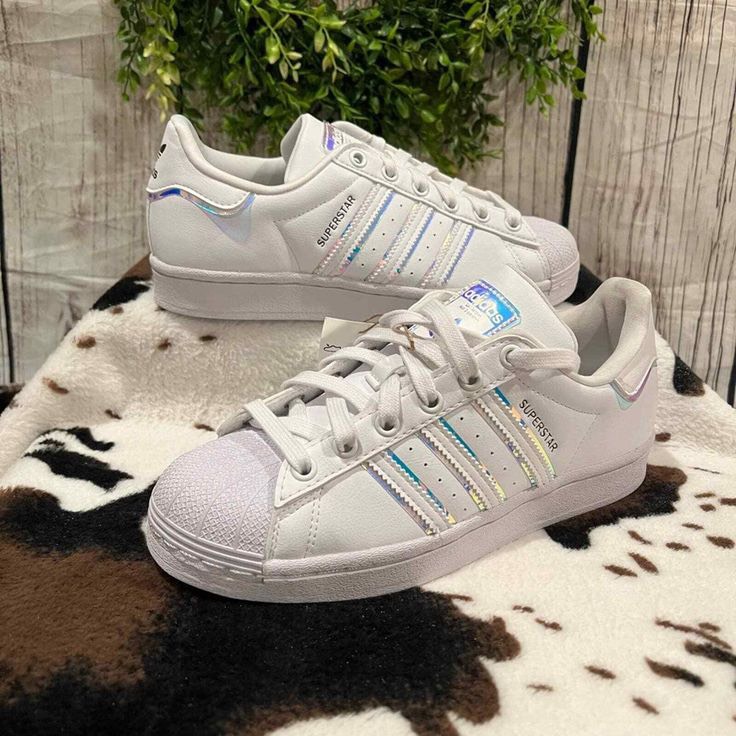 Superstar White Hologram GV8899