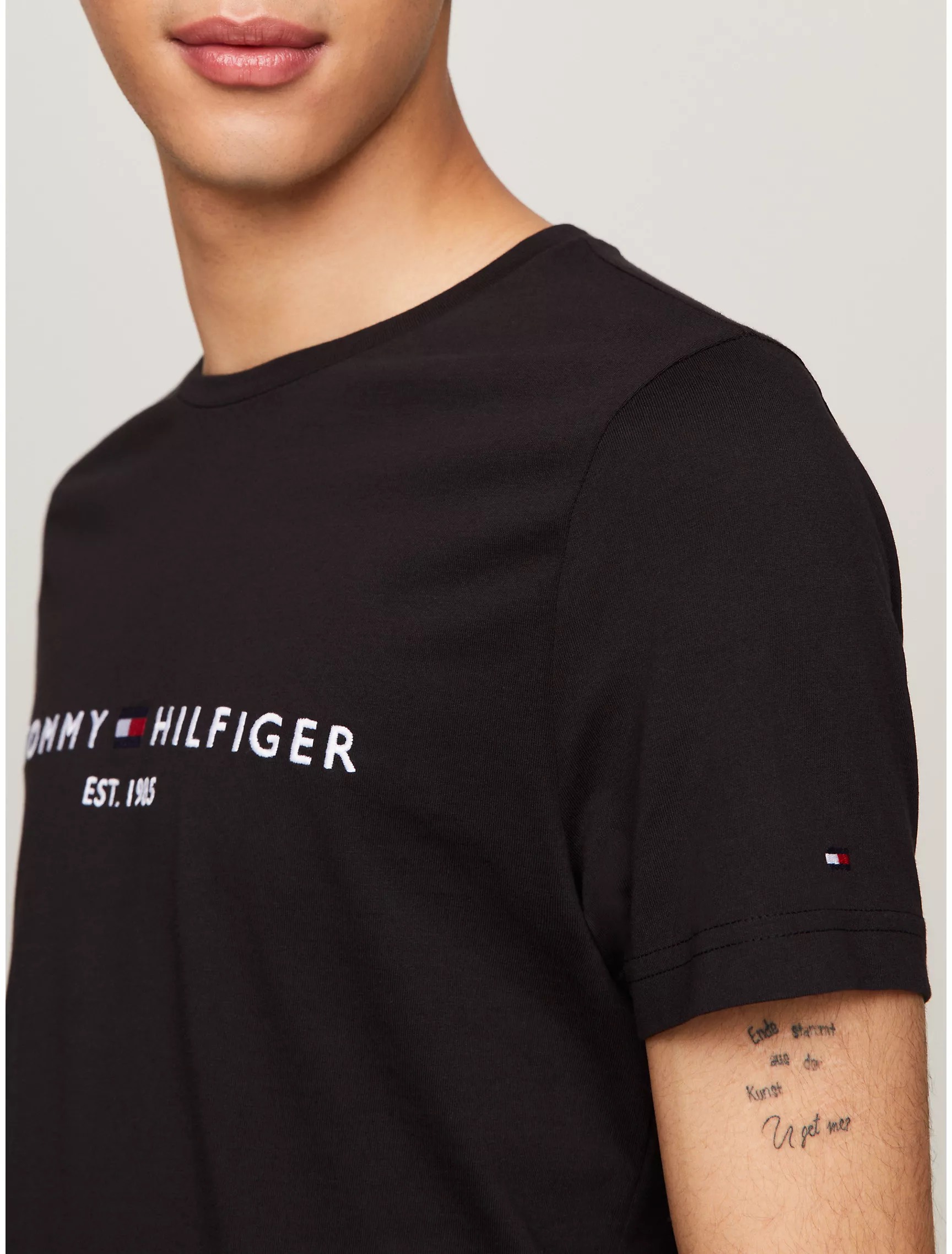 Áo Tommy Hilfiger Embroidered Tommy Logo Black 78J6318 001