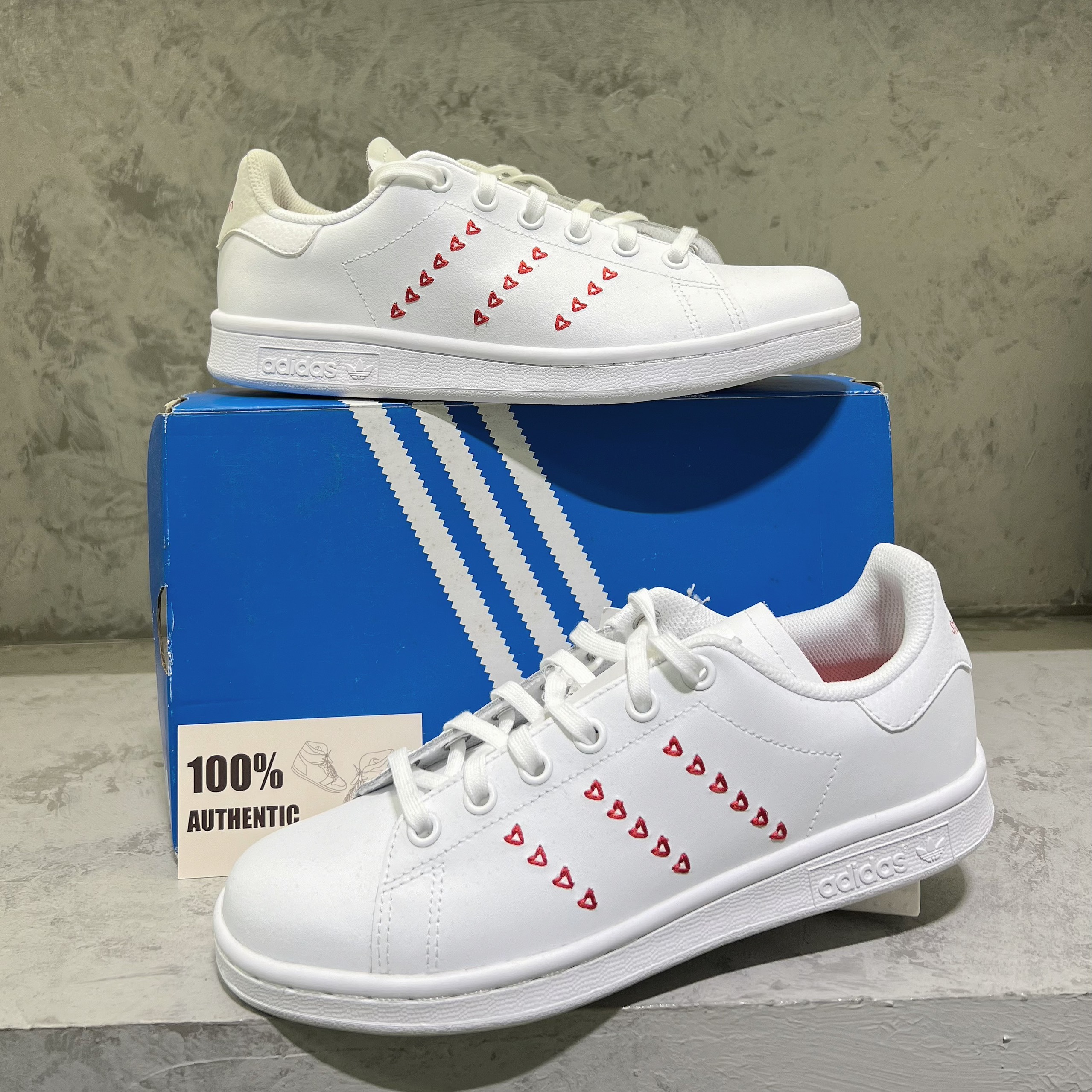 Stan Smith White trái tim red EG6495