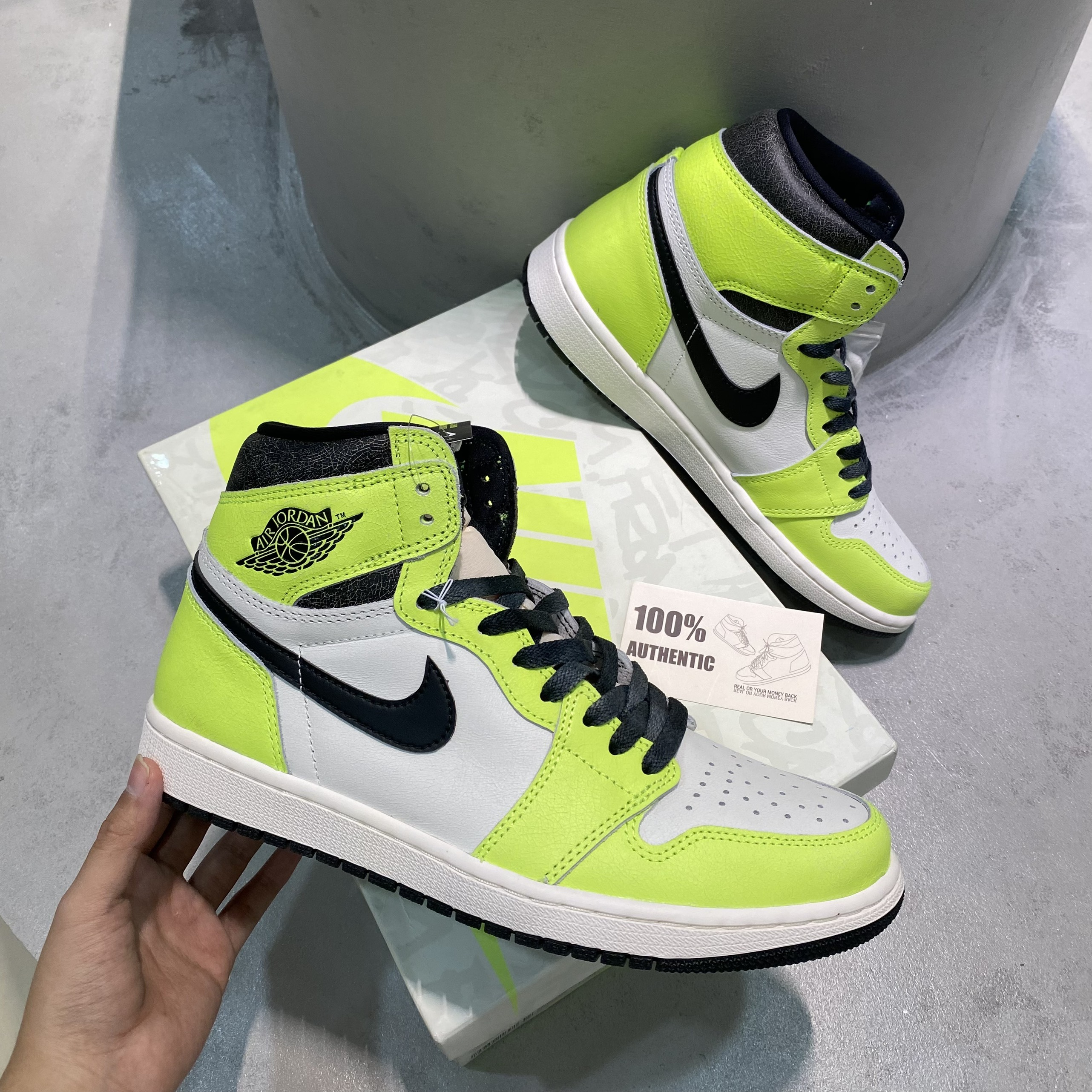 Jordan 1 Retro High OG Volt 555088 702