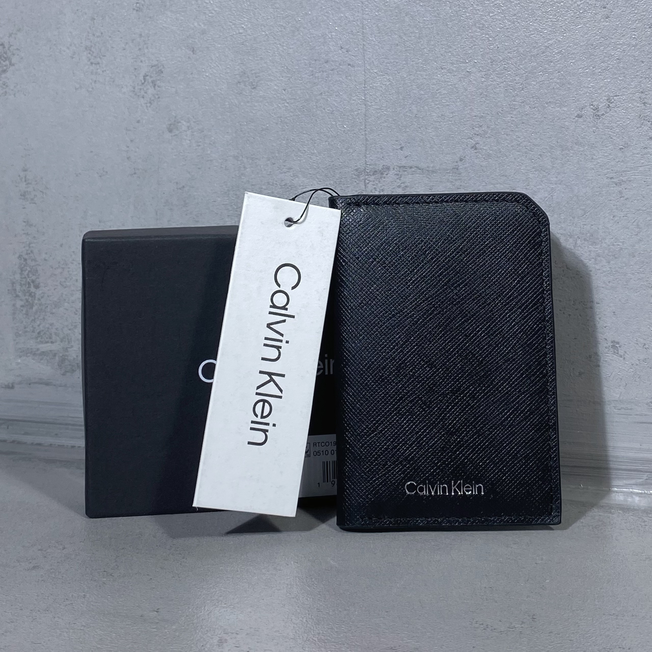 Ví Calvin Klein Refined Saffiano Compact Bifold Wallet Black 4720 0501 010