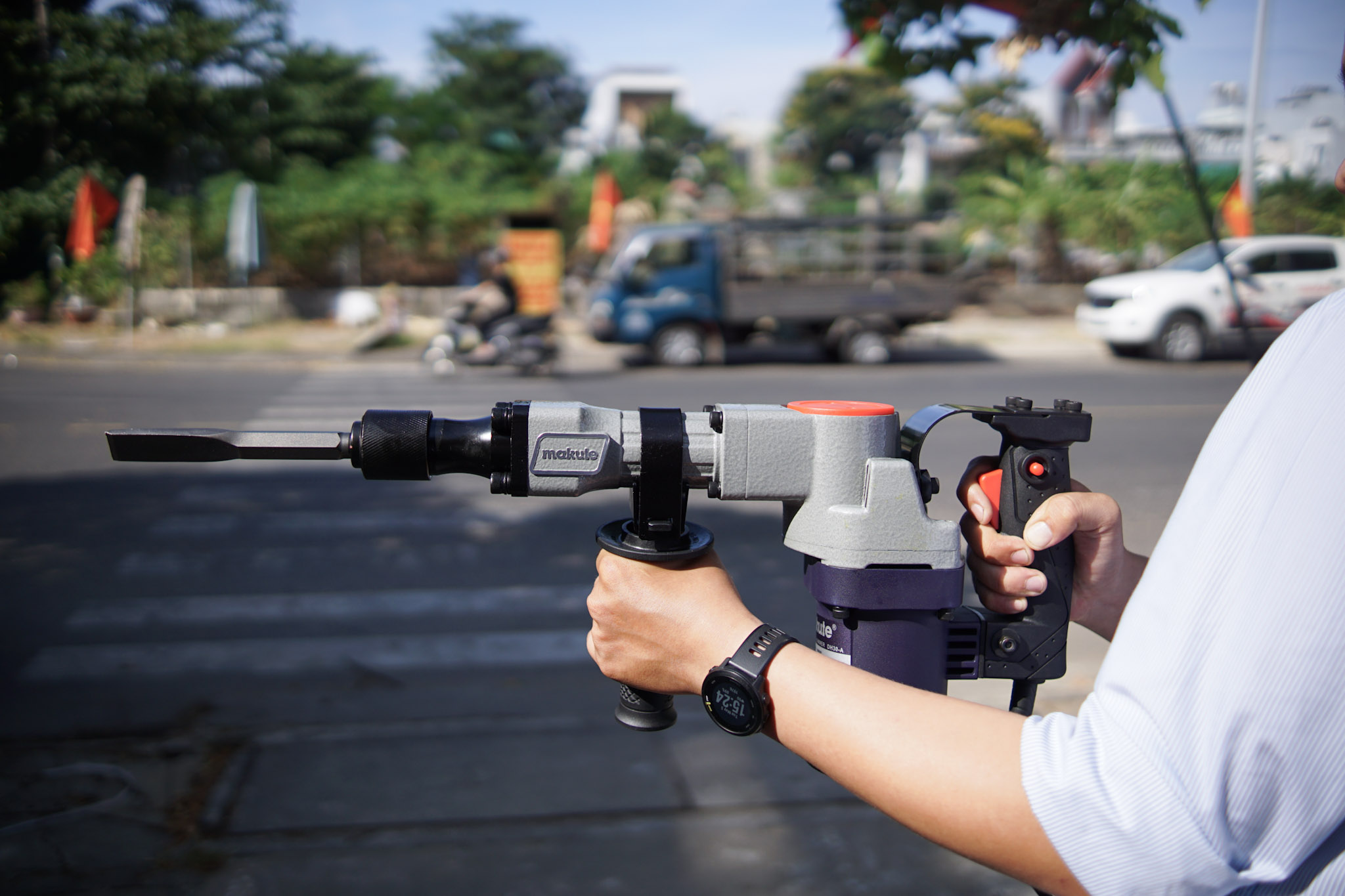 MÁY ĐỤC BÊ TÔNG MAKUTE DH30-A