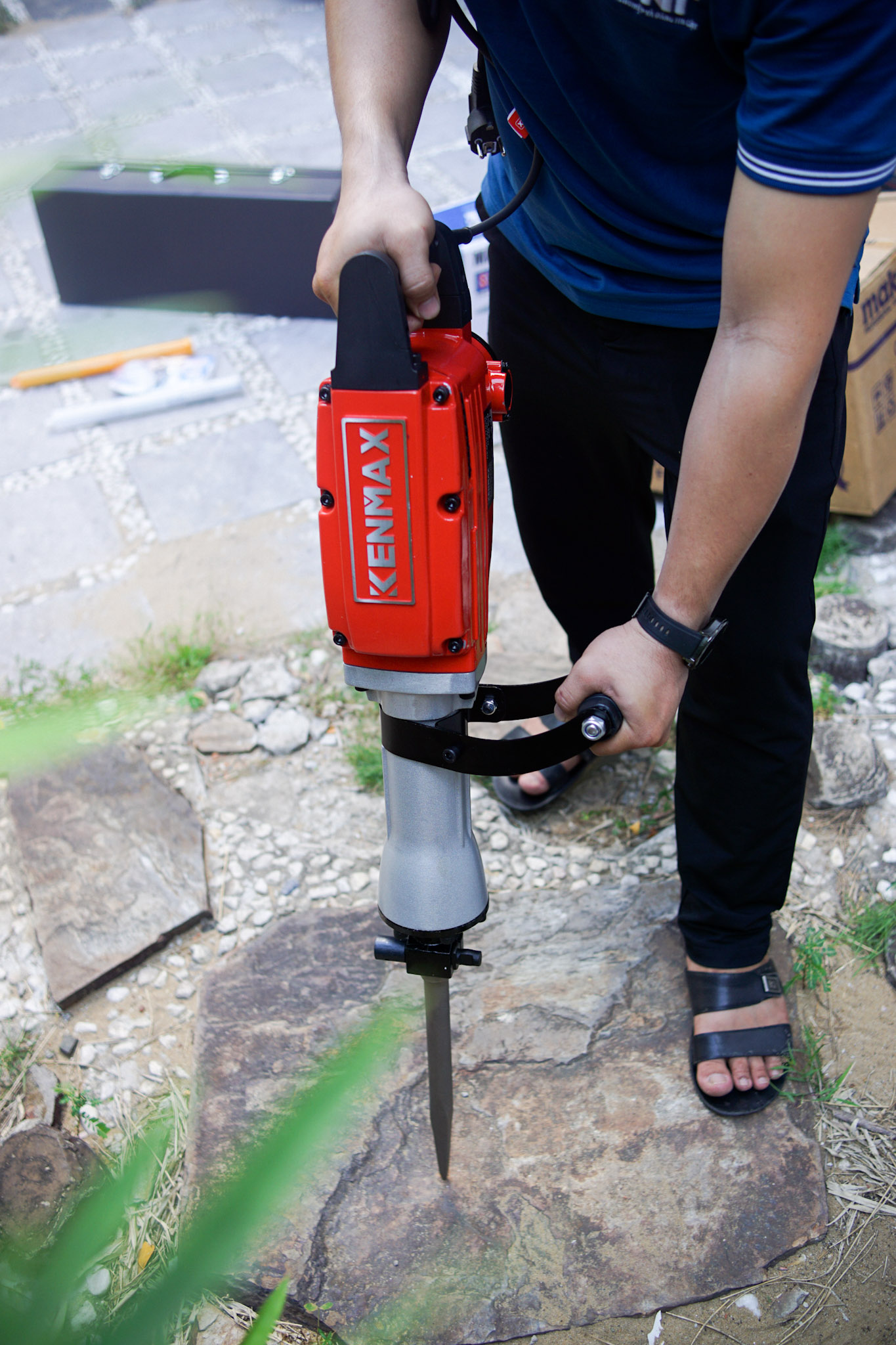 MÁY ĐỤC BÊ TÔNG KENMAX KM 65N