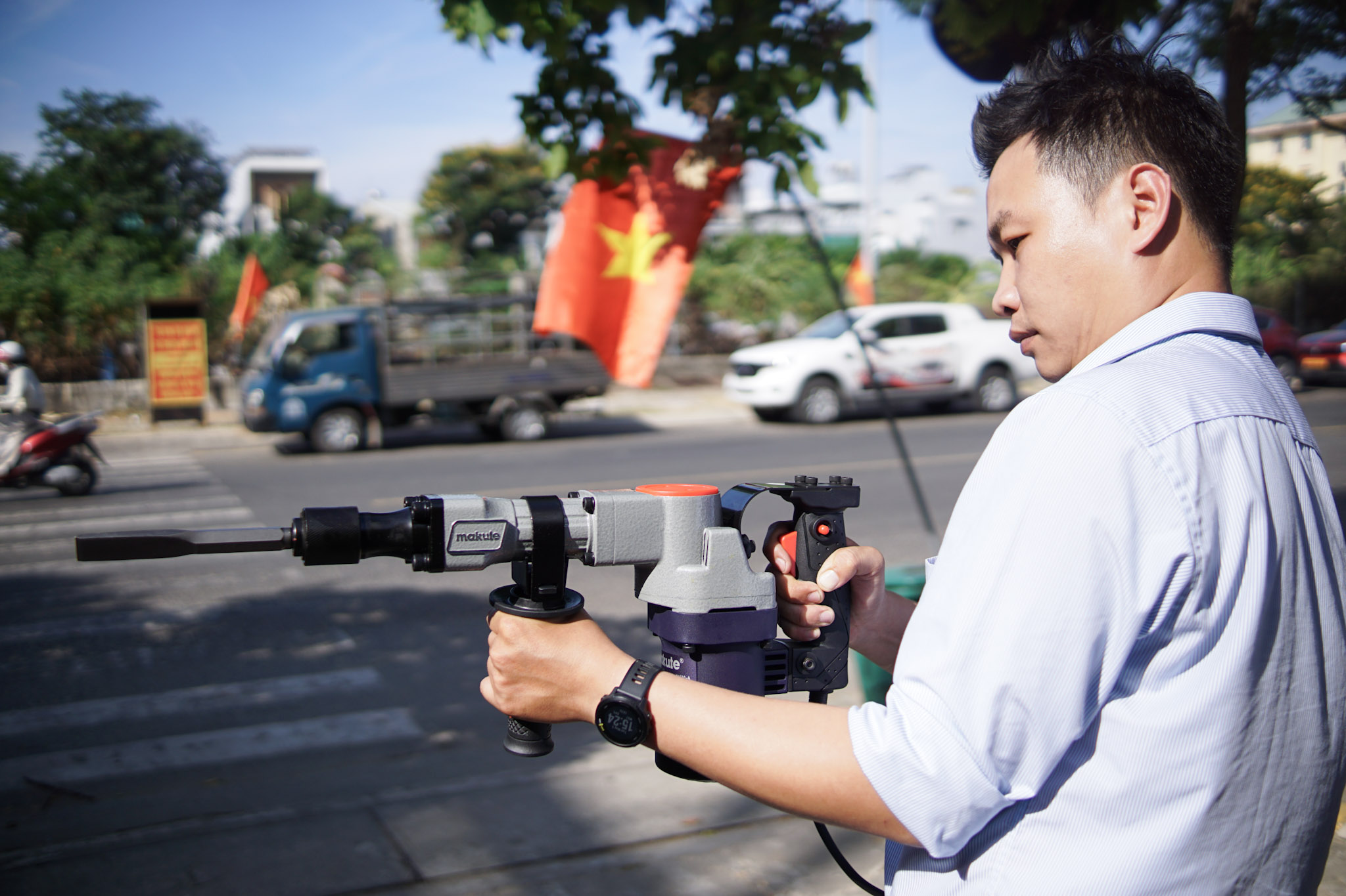 MÁY ĐỤC BÊ TÔNG MAKUTE DH30-A