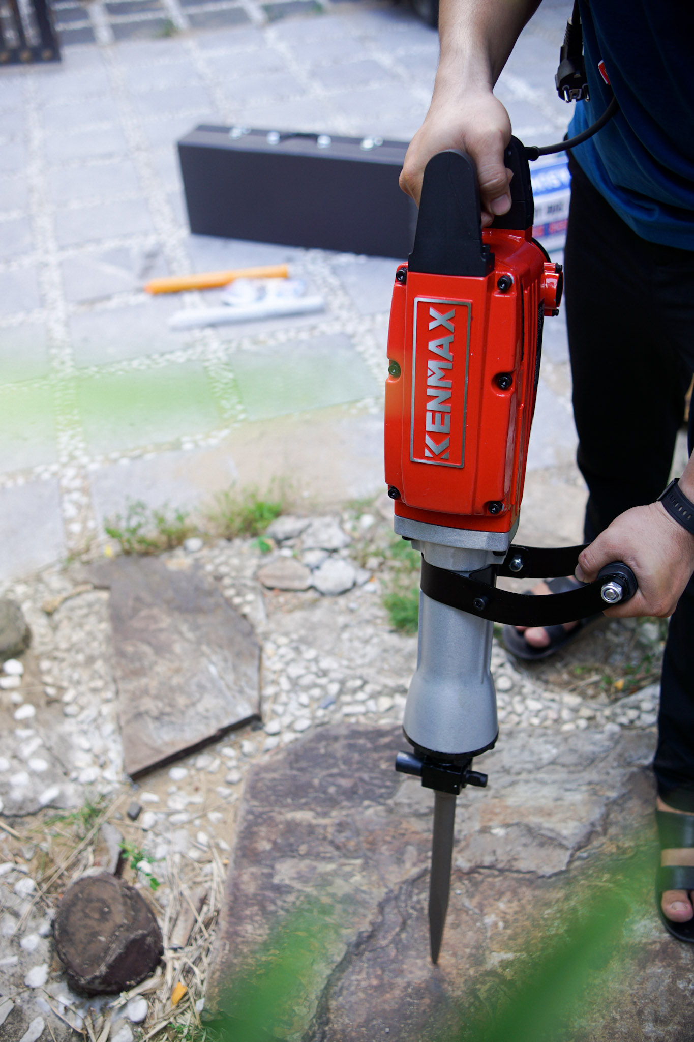 MÁY ĐỤC BÊ TÔNG KENMAX KM 65N