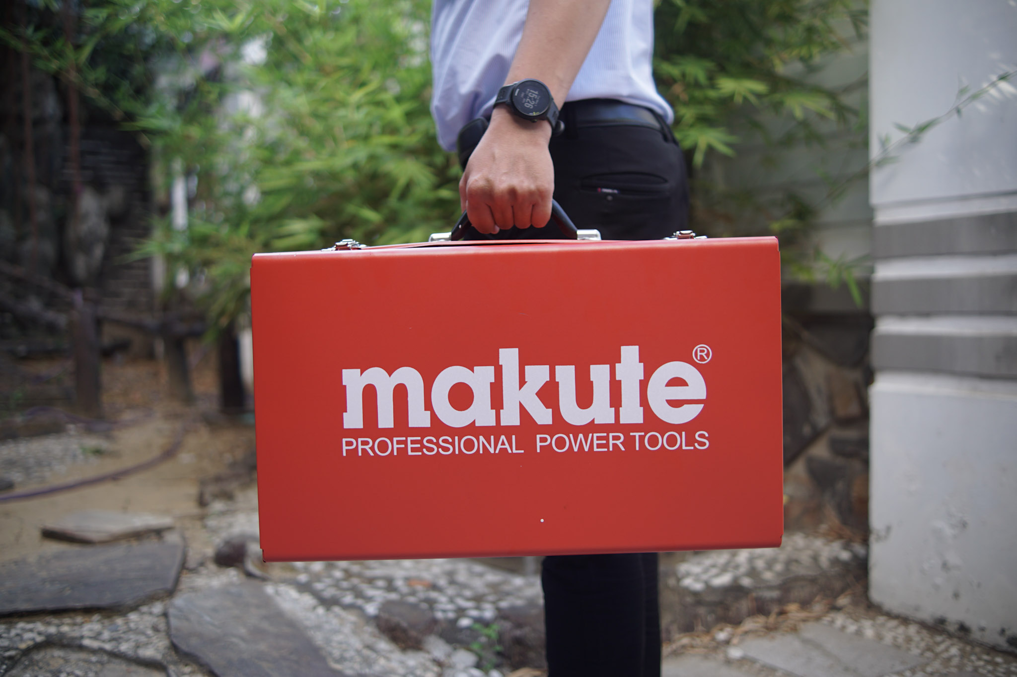 MÁY ĐỤC BÊ TÔNG MAKUTE DH30-A