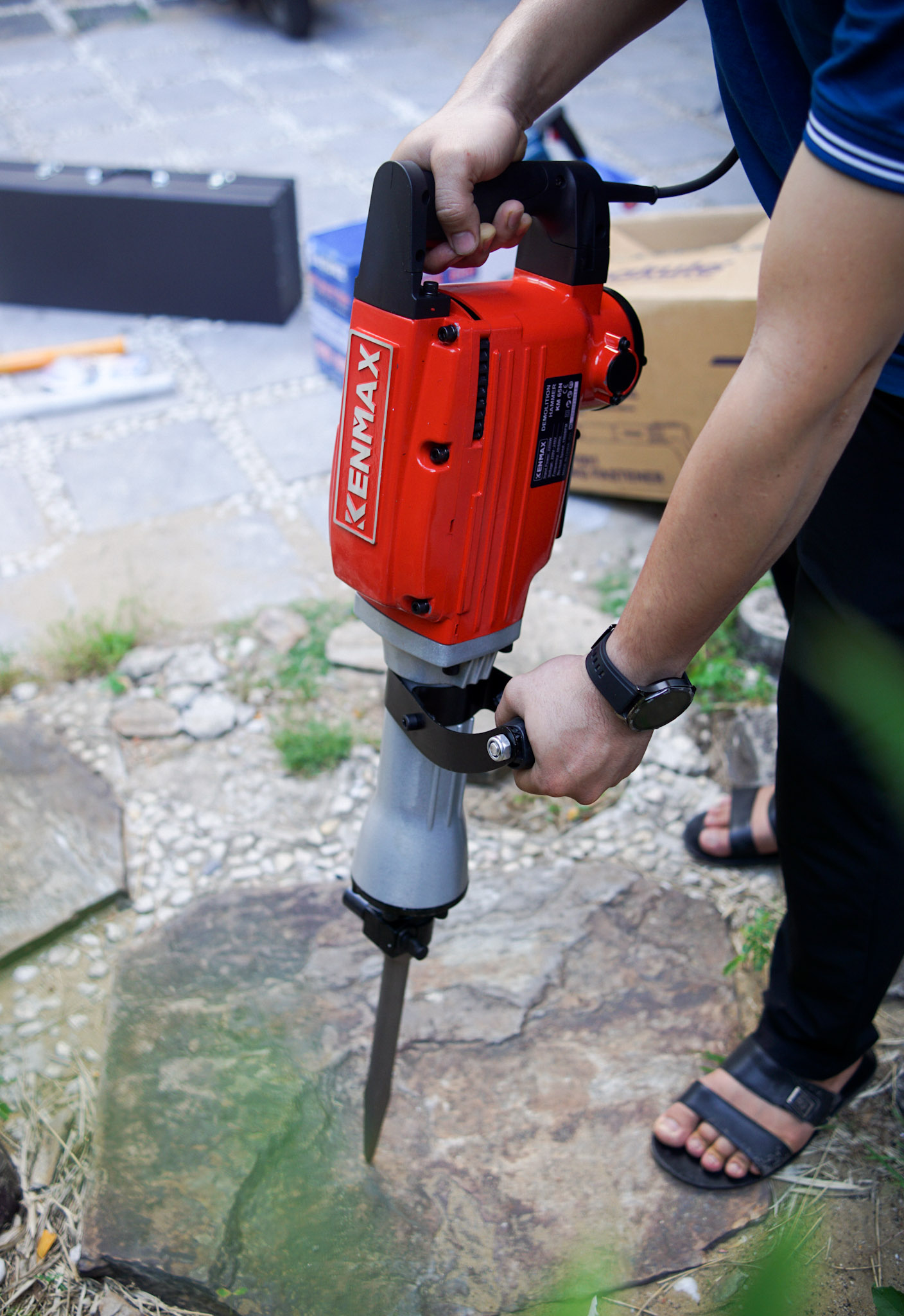 MÁY ĐỤC BÊ TÔNG KENMAX KM 65N