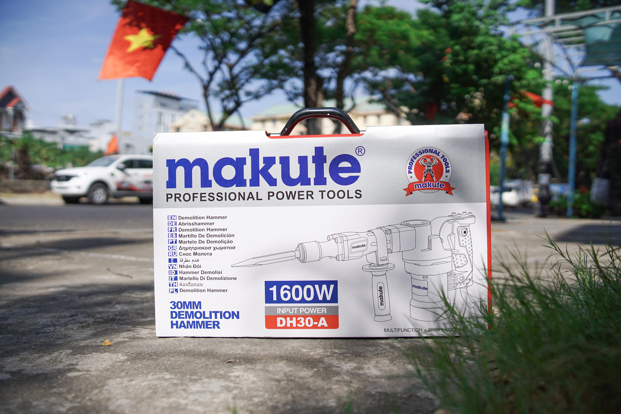 MÁY ĐỤC BÊ TÔNG MAKUTE DH30-A