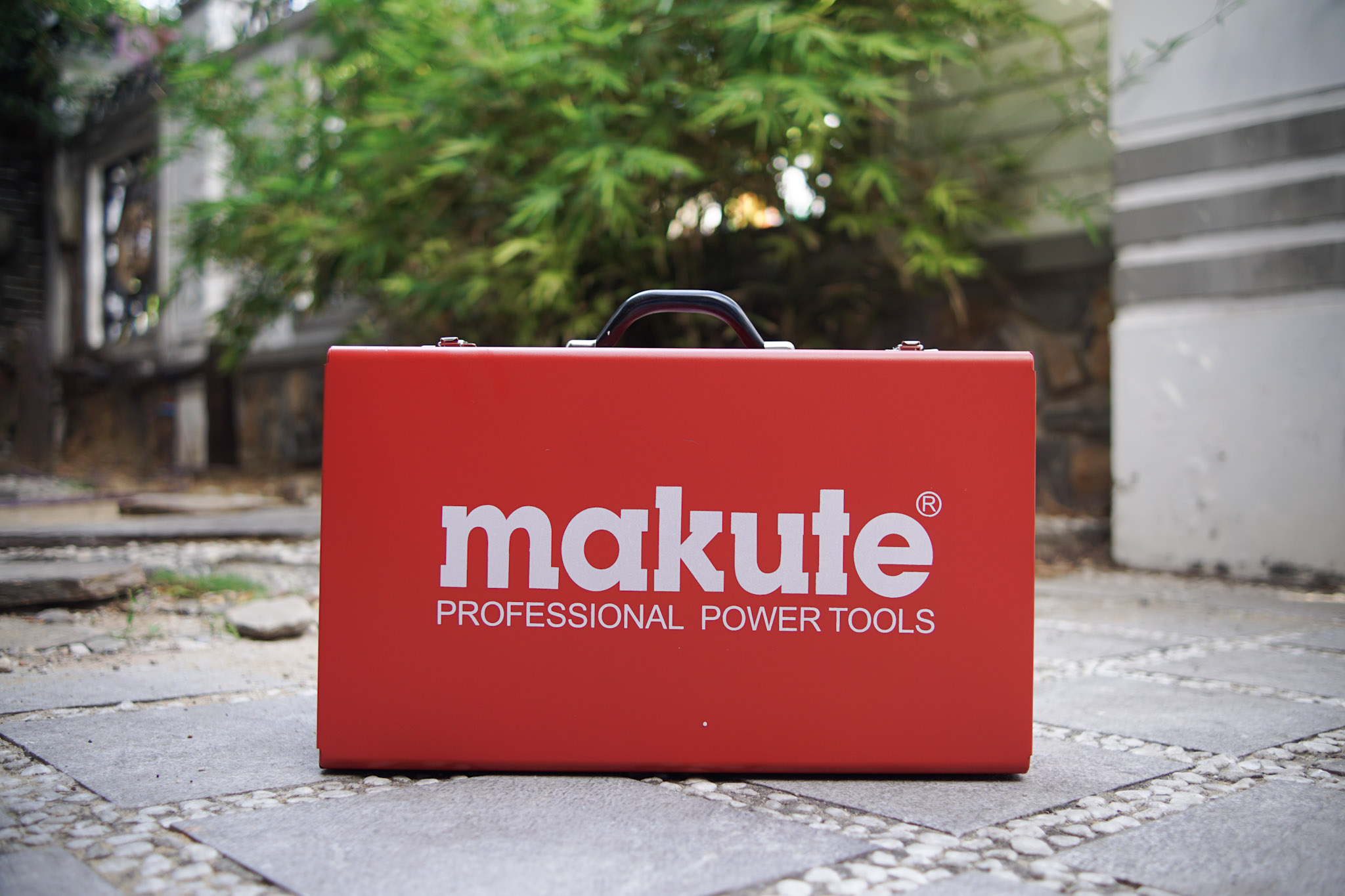 MÁY ĐỤC BÊ TÔNG MAKUTE DH30-A
