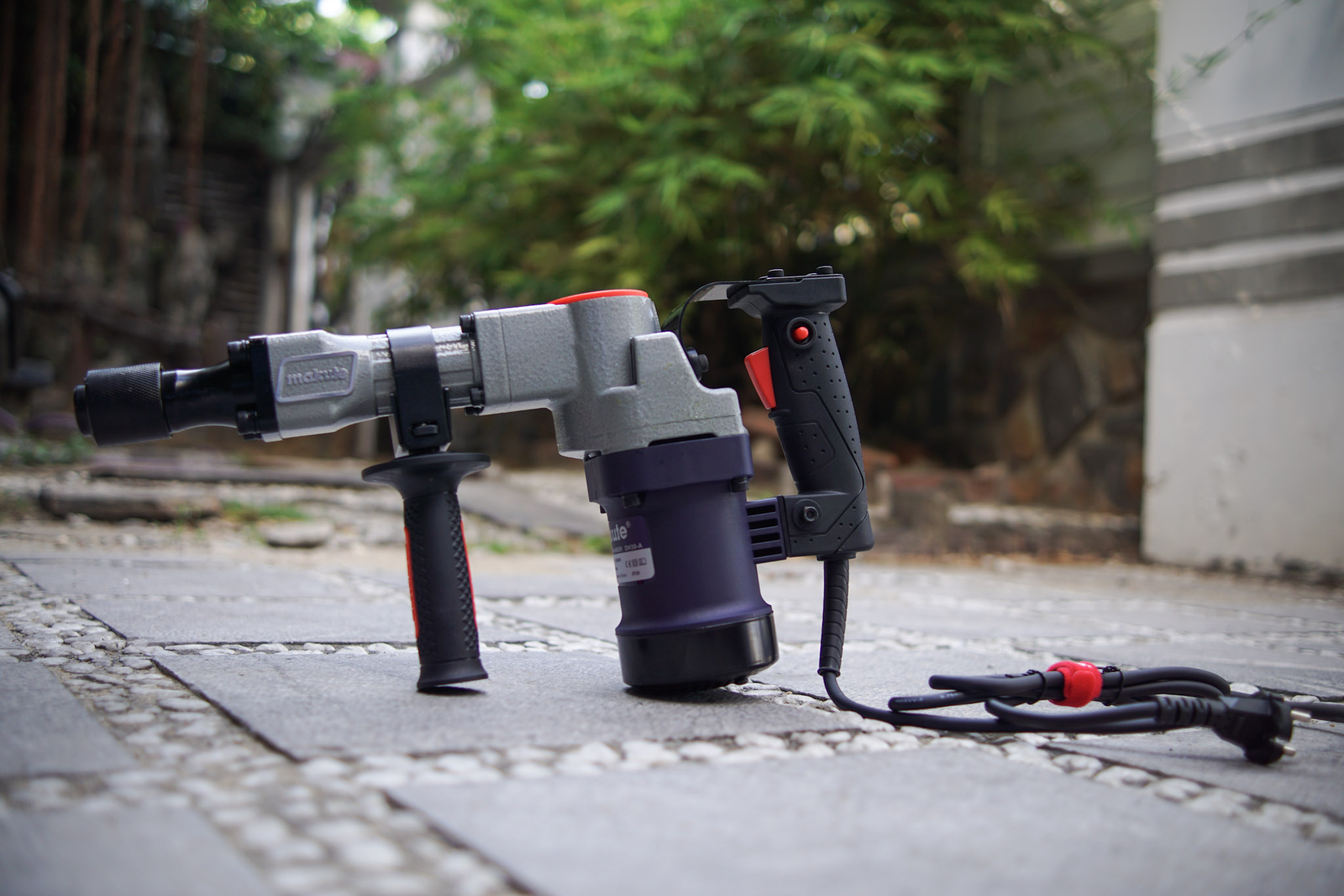 MÁY ĐỤC BÊ TÔNG MAKUTE DH30-A